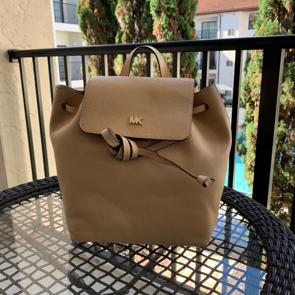Michael Kors Handbags - 🎉FLASH SALE 🎉 Michael Kors Junie Med Backpack